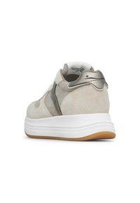 Zamszowe sneakersy w jasnym beżu z metalicznym akcentem, z wyściełanym kołnierzem i białą gumową podeszwą; mają fakturowane wykończenie i detal z logo.