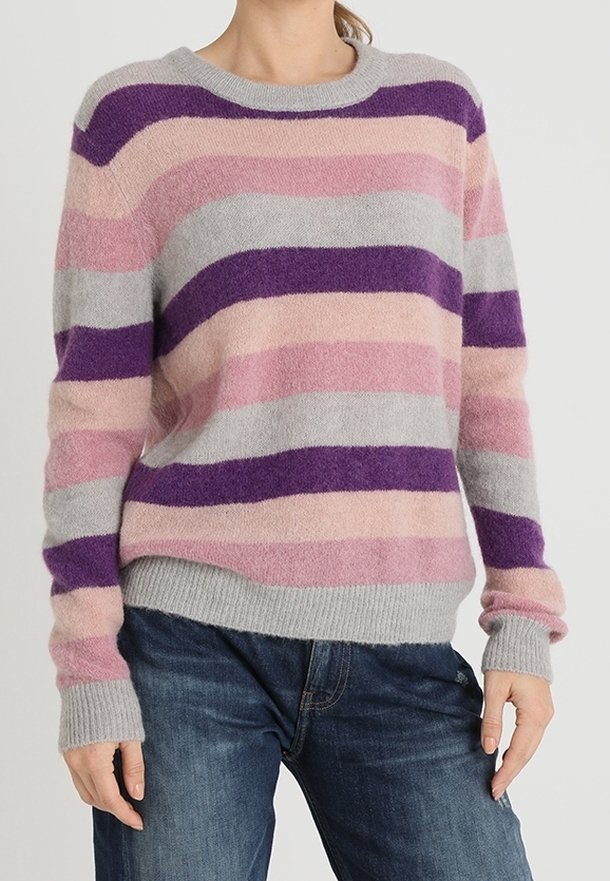 Sweter o dzianinowym splocie w szaro-różowo-fioletowe paski. Posiada okrągły dekolt i prążkowane mankiety, a także miękkie, teksturowane wykończenie.