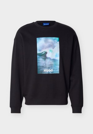 Zwarte sweatshirt met een kleurrijke oceaangolfafbeelding en de tekst "HUGO" centraal aan de voorkant, voorzien van geribbelde manchetten en zoom.
