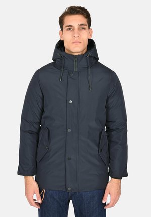 Giacca puffer blu navy con cappuccio, chiusura a zip e bottoni a pressione. Presenta due tasche laterali e una texture liscia e resistente all'acqua.