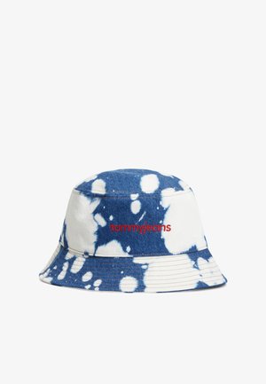 Niebiesko-biały kapelusz typu bucket z nadrukiem tie-dye, z czerwonym haftowanym napisem "tommyjeans" na przodzie.