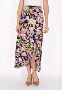 Fustă maxi florală în albastru închis, cu model de flori roz și verzi, fanta înaltă și un design fluid. Fabricată dintr-un material ușor.