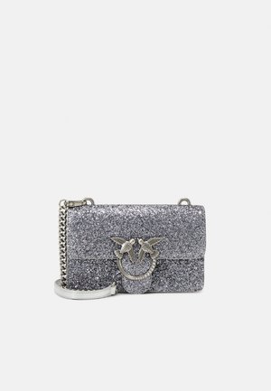 Petit sac à main rectangulaire argenté pailleté avec fermoir métallique en forme d'oiseau et bandoulière chaîne argentée sur fond blanc.