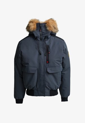 Veste bomber gris foncé avec capuche en fausse fourrure amovible, fermeture éclair à l'avant, coutures accentuées en rouge et deux grandes poches avant. Manches avec poignets.