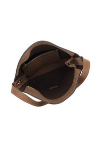 Bruine suède handtas met een open bovenkant, die een groot binnencompartiment en een klein ritsvakje binnenin toont.