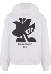 Un hoodie blanc avec un grand design graphique noir au dos, comprenant des formes abstraites, des yeux, et le texte "GALLERY" au-dessus d'un code-barres.