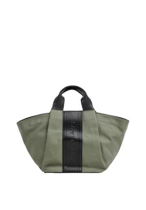Borsa tote in tela verde con manici in pelle nera e cinturino verticale con scritta in rilievo "PEPE JEANS" sul davanti.