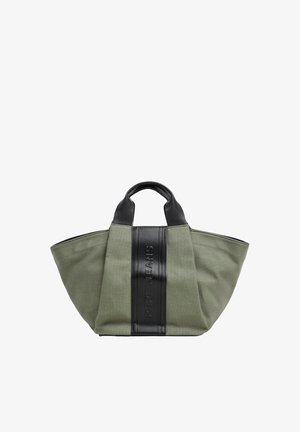Borsa tote in tela verde con manici in pelle nera e cinturino verticale con scritta in rilievo "PEPE JEANS" sul davanti.