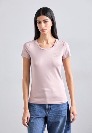 Lichtroze aansluitend T-shirt met een ronde halslijn en korte mouwen. Bevat een klein EA7-logo met een glanzende metallic afwerking op de borst.
