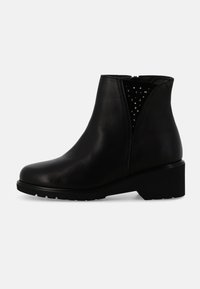 Stivaletto alla caviglia in pelle nera con finitura liscia, caratterizzato da dettagli ritagliati e tacco texturizzato. Punta arrotondata e suola in gomma resistente.