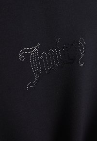 Μαύρο φούτερ με το λογότυπο "Juicy" διακοσμημένο με στρας σε καλλιγραφική γραμματοσειρά. �Μαλακό ύφασμα με λεία υφή.