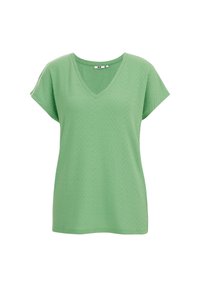 Zelená blůza s krátkým rukávem a výstřihem do V, s jemným vzorem v chevronu a volným střihem na bílém pozadí.