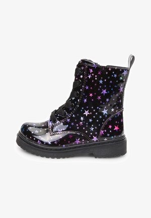 Botas de charol negras con un patrón de estrellas en púrpura y azul, con un diseño de cordones y suela de goma.