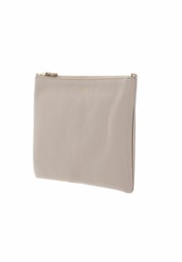 Pochette in pelle con zip di colore beige chiaro, con una superficie texturizzata, hardware dorato e un design minimalista. Adatta per riporre piccoli oggetti.