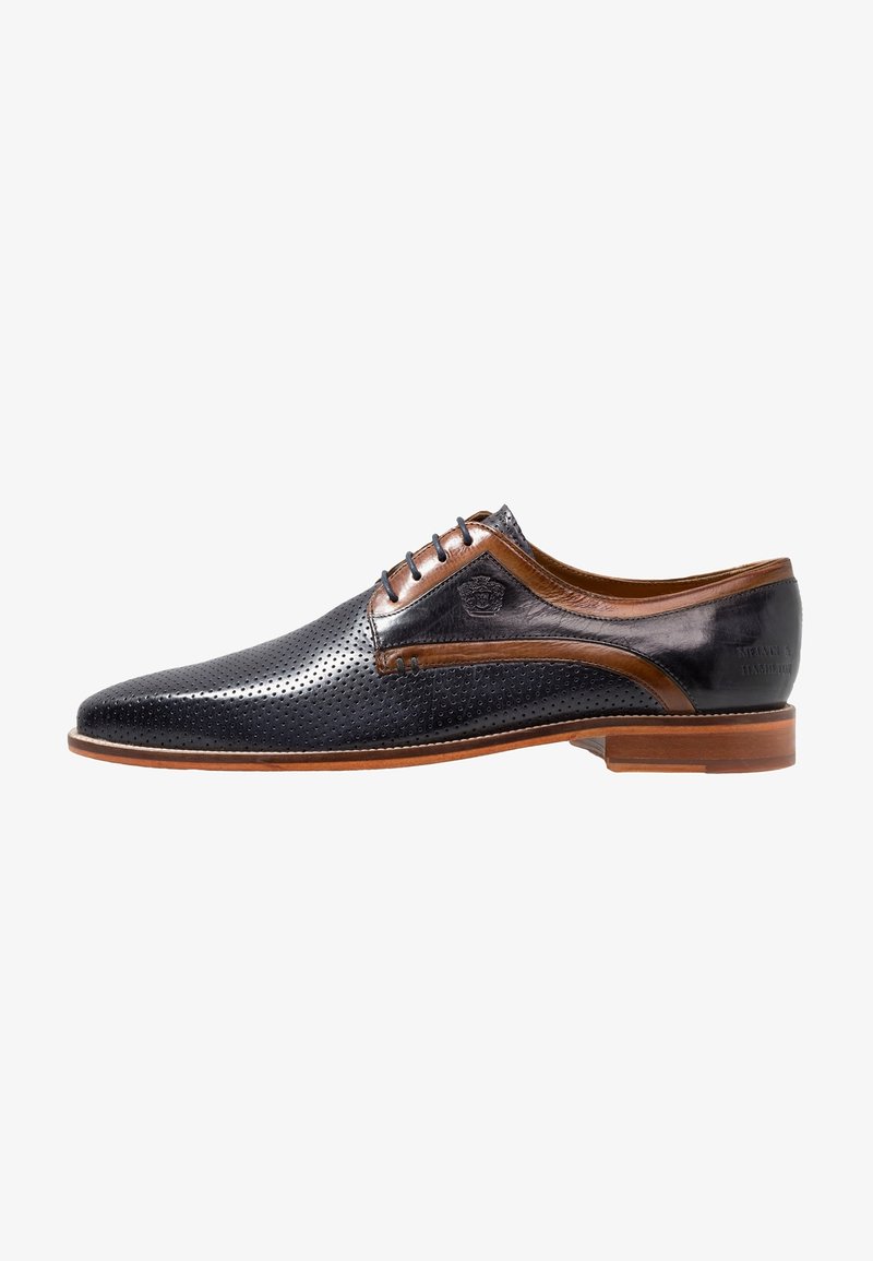 Chaussure habillée pour homme en cuir noir et marron avec motif perforé, fermeture à lacets et semelle en bois.