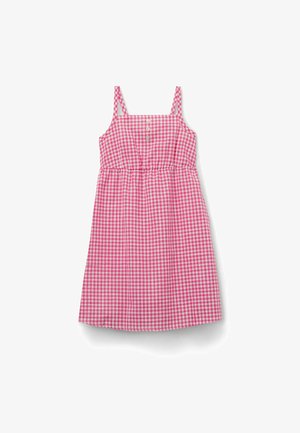 Rosa-weiß kariertes ärmelloses Kleid mit Knöpfen auf der Brust und einem elastischen Taillenbund, flach auf weißem Hintergrund liegend.