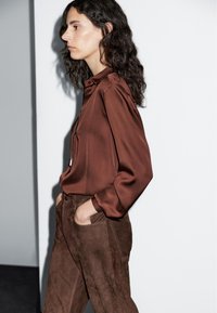 Massimo Dutti FLOWING SATIN LONG SLEEVE - Chemisier - brown