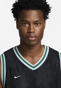Camiseta de baloncesto negra con cuello a rayas verdes y blancas. Con textura de malla de camiseta y logo de Nike en la parte frontal.