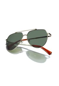 Ochelari de soare aviator cu lentile verzi, cadru din metal argintiu și brațe cu accente roșii. Lentile plate cu un design clasic.