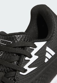 Crne atletske cipele s teksturiranim mrežastim gornjim dijelom, ravnim crnim vezicama i bijelim logom. Zakrivljen oblik s podstavljenim ovratnikom za udobnost.