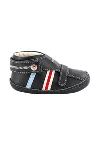 Scarpa nera in pelle con una texture morbida, dotata di una fascia in velcro, strisce blu e rosse, e cuciture decorative sulla parte superiore.