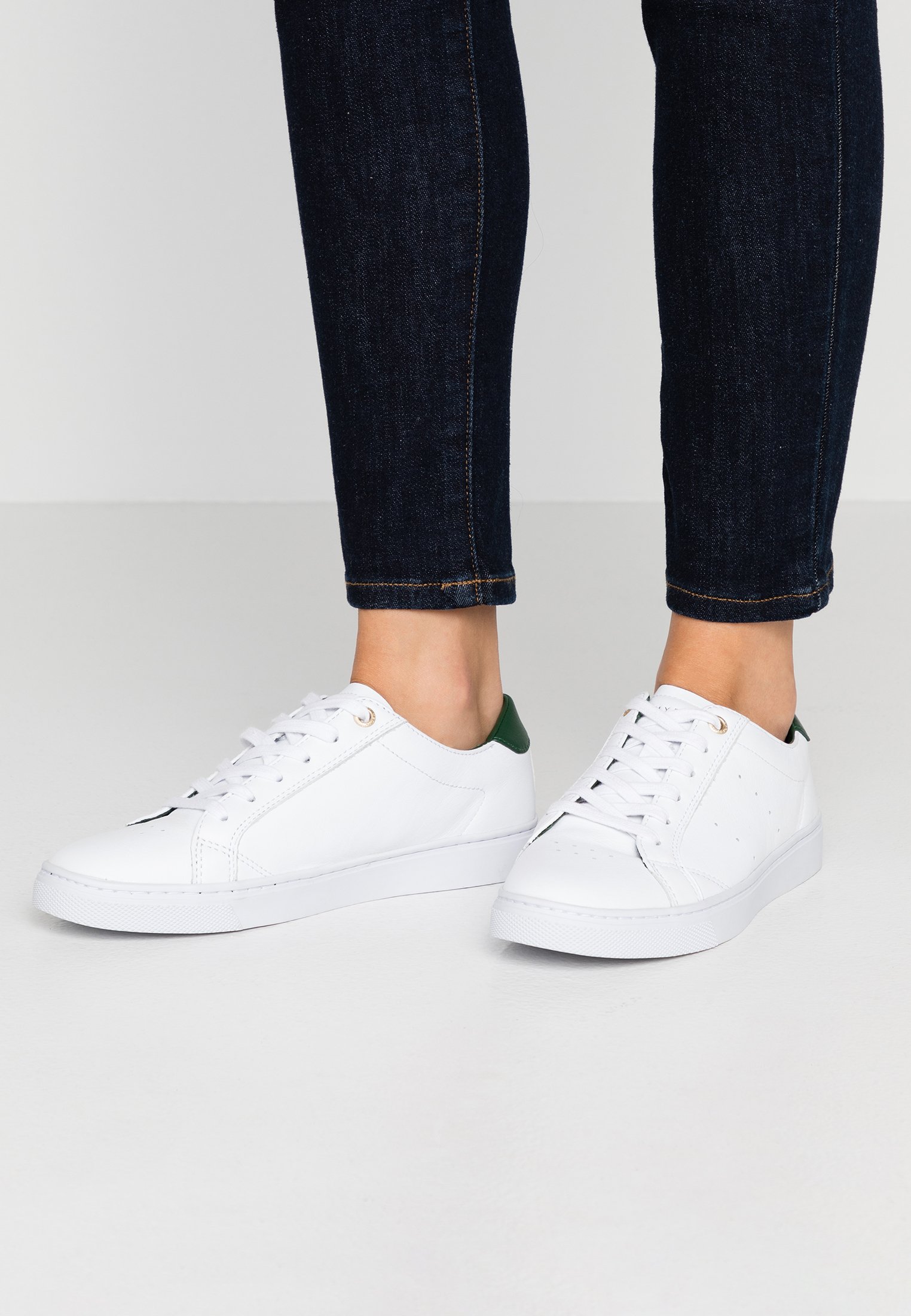 tommy lace up casual sneaker