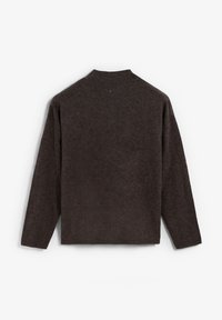Suéter de manga larga color marrón oscuro con cuello alto, hecho de una tela suave que presenta una superficie texturizada y un pequeño detalle de botón en la parte posterior.