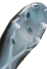 Sole di scarpa da calcio texturizzata nera e grigia con una base blu traslucida, tacchetti circolari e un marchio prominente, caratterizzata da un motivo ondulato.