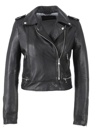 Chaqueta de motorista de piel negra con un diseño corto, cremalleras plateadas, bolsillos laterales y hombreras en los hombros. Textura suave y forma ajustada.