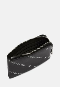 Czarny skórzany portfel z srebrnym suwakiem, z powtarzającym się wzorem białej nazwy marki, wieloma przegródkami na karty i gładką teksturą.