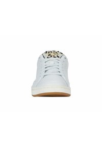 Weiße Leder-Sneaker mit durchlochten Details, runder Zehenpartie und Gummisohle. Das Innere hat ein schwarzes und beiges Tiermuster. Verfügt über flache Schnürsenkel.