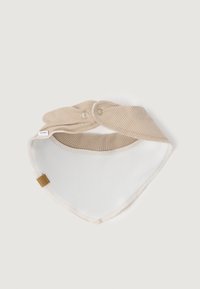 Bavaglino in cotone beige con bordo cucito, caratterizzato da una texture a coste e due bottoni a pressione per la regolazione. Parte inferiore morbida di colore bianco.