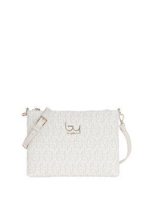 Borsa a tracolla bianca con texture, tracolla regolabile ed emblema logo argentato sul davanti, caratterizzata da un motivo a ripetizione di lettere monogramma.