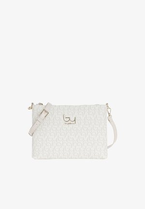 Borsa a tracolla bianca con texture, tracolla regolabile ed emblema logo argentato sul davanti, caratterizzata da un motivo a ripetizione di lettere monogramma.