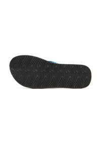 Suela de zapato de goma negra con un patrón ondulado; presenta acentos azules y un borde suave. El diseño enfatiza la tracción y la estabilidad.