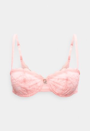 Ροζ δαντέλα σουτιέν balconette με ρυθμιζόμενες τιράντες και μικρή μεταλλική λεπτομέρεια στο κέντρο μπροστά, απλωμένο επίπεδο σε λευκό φόντο.