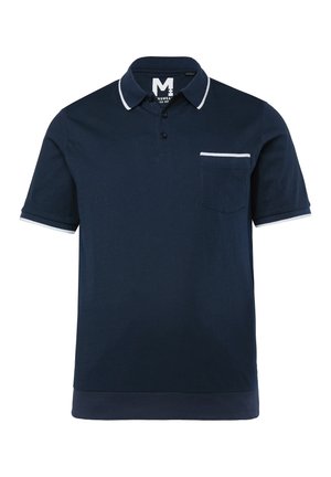 Polo blu navy a maniche corte con rifiniture bianche sul colletto, sul bordo della tasca e sui polsini delle maniche, dotata di una patta con tre bottoni.