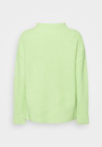 Maglione a maglia verde chiaro con colletto alto, maniche larghe, texture a coste e polsini arrotolati. Presenta una vestibilità comoda e nessun elemento hardware visibile.