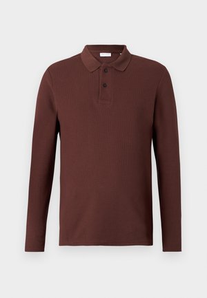 Bruine langslijfs polohemden met een gestructureerde stof, een drie-knopen sluiting en een klassieke kraag. Geen zichtbare logo's of patronen.