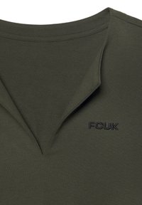 Grünes Baumwoll-V-Ausschnitt-T-Shirt mit strukturierter Oberfläche, gesticktem Kragen und in Schwarz gesticktem FCUK-Logo.