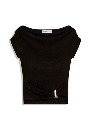 Sort top med korte ærmer, bred bådudskæring og sølvfarvet dekorativ spænde ved kanten foran på venstre side.