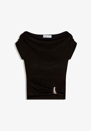 Top negru cu mâneci scurte, decolteu larg în formă de barcă și detaliu decorativ argintiu sub forma unei agrafe, poziționat aproape de marginea inferioară pe partea stângă frontală.