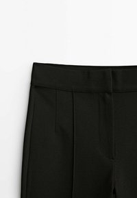 Czarne spodnie o prostym kroju, charakteryzujące się gładką fakturą, szerokim pasem i plisami z przodu dla dodatkowego akcentu.