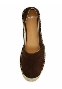 Bruine suède espadrille met een gesloten neus, beige geweven juten zool en een brede opening. Heeft een eenvoudig, strak ontwerp zonder patronen.