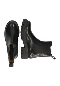 Botines negros de cuero con paneles laterales elásticos, suelas de goma gruesas y lazos para facilitar su colocación. Presentan un diseño elegante y una textura suave.