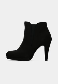 Botín de ante negro con un alto tacón de aguja y paneles laterales elásticos para facilitar su uso. La punta redondeada y la textura suave proporcionan un acabado elegante.