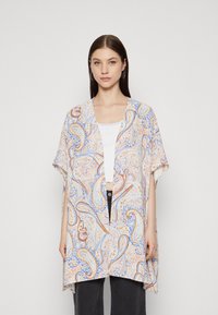 Lahka kimono s paisley vzorom v krem, modrih in oranžnih odtenkih, z kratkimi rokavi, odprtim sprednjim delom in sproščenim krojem.