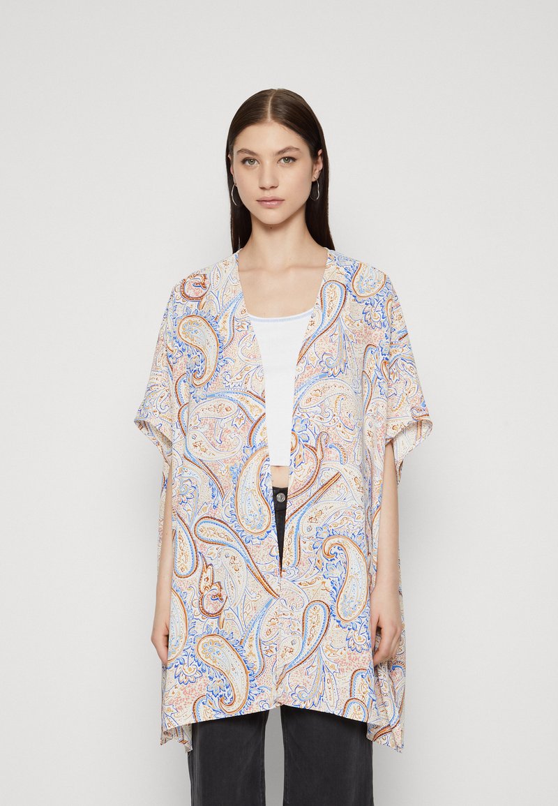 Lahka kimono s paisley vzorom v krem, modrih in oranžnih odtenkih, z kratkimi rokavi, odprtim sprednjim delom in sproščenim krojem.