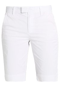 Shorts en coton blanc avec une taille plate, des passants de ceinture et des ourlets roulés. Comprend des poches latérales et arrière, une texture lisse et un design épuré.