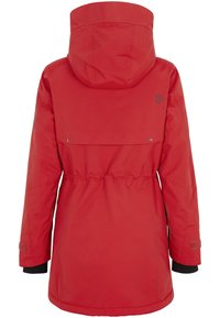 Parka imperméable rouge avec capuche, taille élastique, poignets réglables et rabat de ventilation dans le haut du dos.